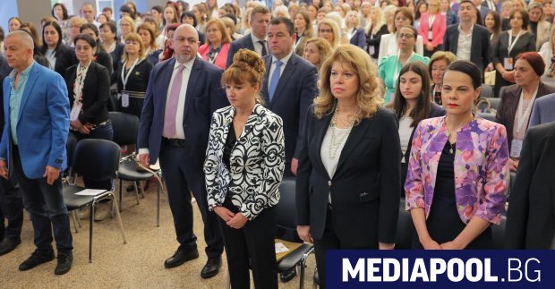 Професионалните по здравни грижи - медицински сестри, акушерки, лаборанти и