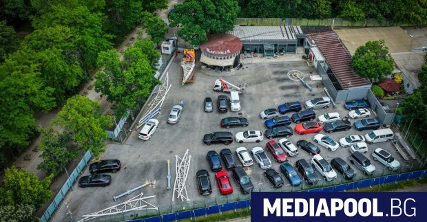 И последният от шестте незаконно поставени чадъра на автокъщата Капитолия