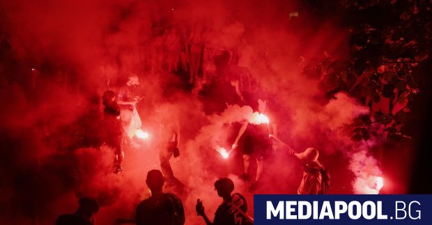 Сблъсъци между футболни фенове и полицията в Париж след триумфа