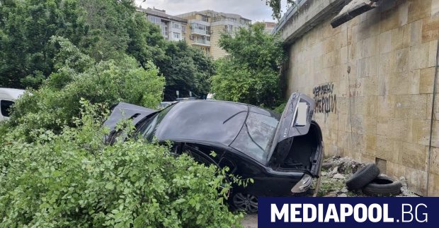 Лек автомобил Мерцедес със софийска регистрация е паднал от пътното