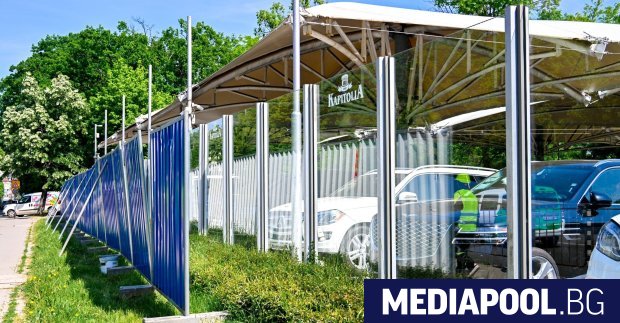 Столичната община опитва да премахне незаконно поставените чадъри на терена