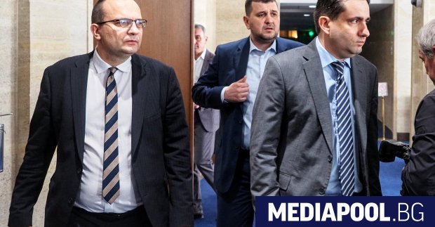 Демократична България която в предизборната кампания се противопоставяше на социалистически