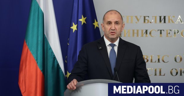 След като новото правителство положи клетва в парламента премиерът Румен
