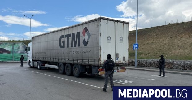 Тир с над 300 мастеброкса нелегални цигари е задържан при
