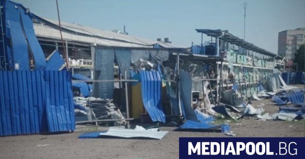 Най малко четирима души загинаха и над 20 бяха ранени днес