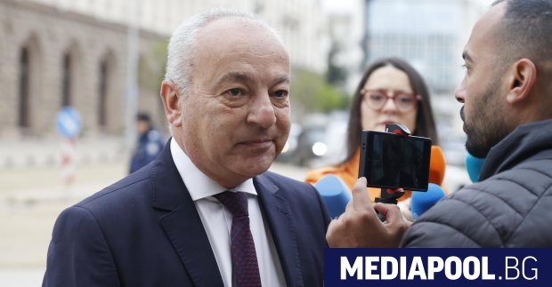 Гълъб Донев се води за дясната ръка и много верен