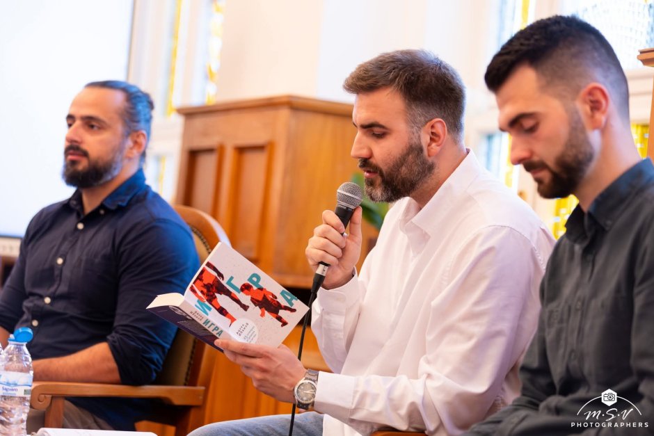 Писателят Ангел Иванов чете от сборника с разкази "Игра" по време на представянето му в Габрово, Сн. Личен архив
