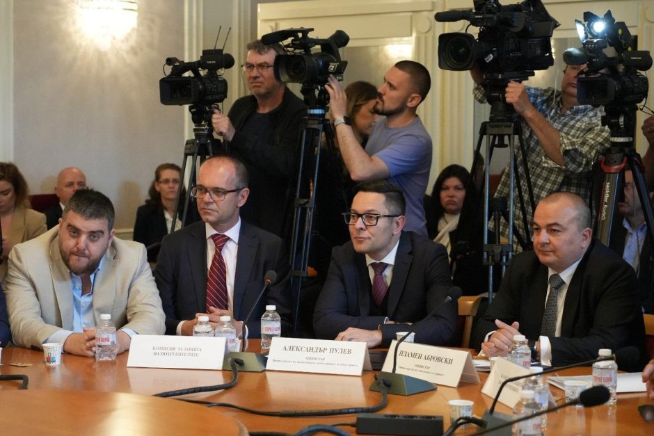 Александър Пулев (в средата) по време на днешното заседане на комисията, сн. БГНЕС