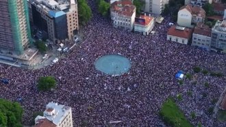 Грандиозен антиправитерствен митинг се стече в Белград, въпреки спрените от Вучич влакове (обновена)