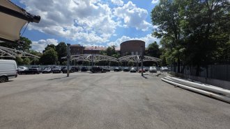 Собствениците на автокъща Капитолия опитват да блокират махането на незаконните чадъри