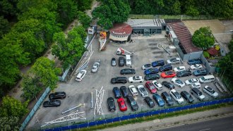 Падна и последният незаконен чадър на автокъща Капитолия