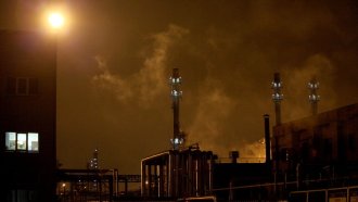 Две ключови рафинерии, снабдяващи Москва, спряха работа след атаки с дронове
