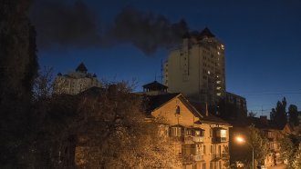 Русия атакува масирано Киев с дронове и балистични ракети тази нощ. Най-малко четирима са ранени. Сн.ЕПА/БГНЕС