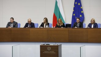 Правилникът на парламента: Първи конфликт между хората на Радев и опозицията