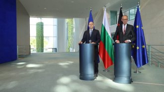 И Радев, и Мерц искали преговори с Русия. Има обаче една огромна разлика**