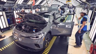 Продажбите на нови коли в България растат с 18% през април