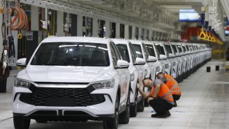 Китайската BYD се оглежда да купи неизползвани автозаводи в Европа
