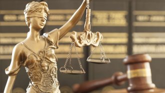 Правосъдие: 102 000 евро обезщетение за обвинен съдия, 8000 евро за унизена в ареста жена