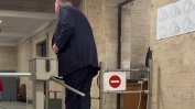Край на VIP входа: Борисов и Пеевски вече ще влизат в парламента пеша и през проверка