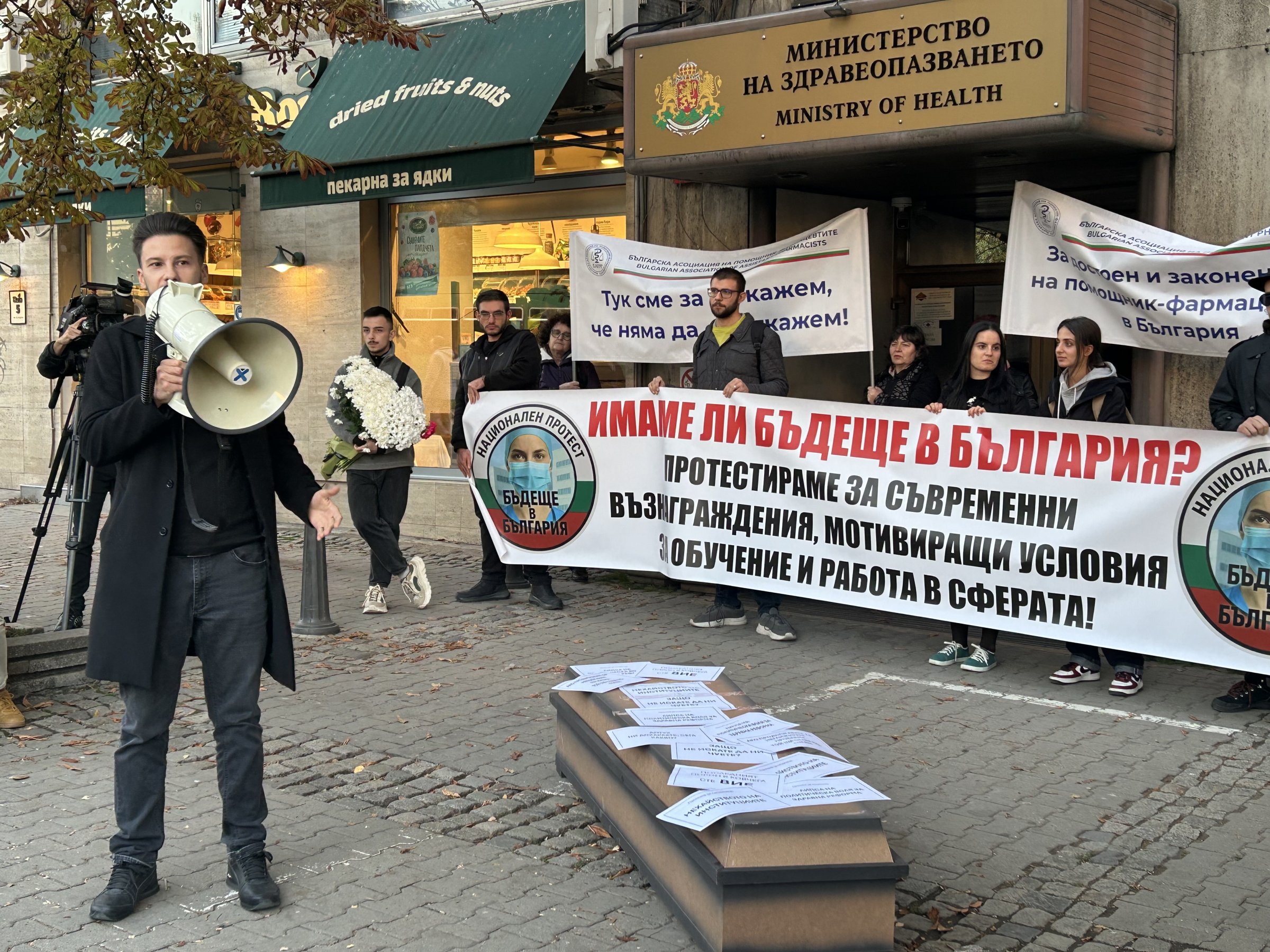 Чиновник в МЗ взима колкото четирима млади лекари на месец