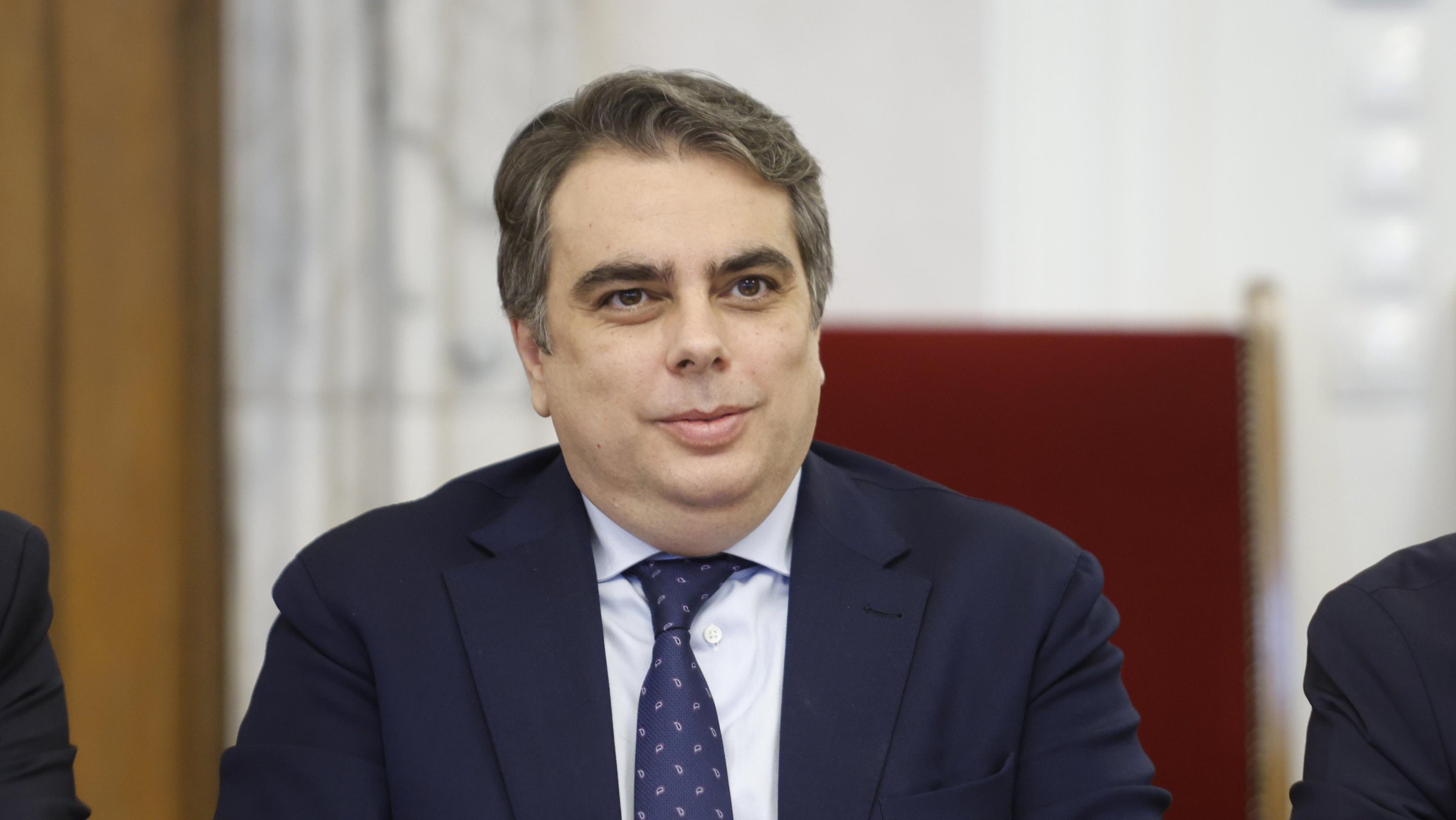 Асен Василев: Кое е по-важно -  увеличаването на издръжката на девет ведомства със 737 млн. евро или намаляването на дефицита с 0.6%