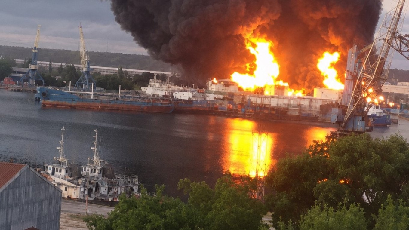 Продажбата на горива в Крим е напълно преустановена. Ударени са нефтобаза и ферибот