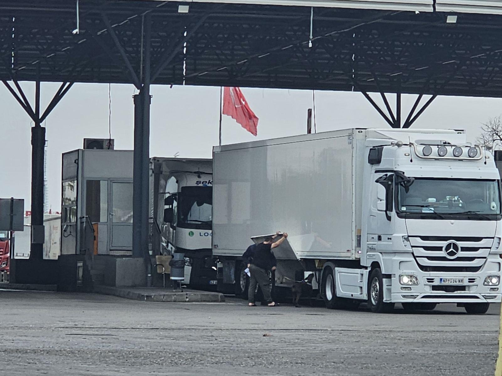 Митничари откриха 73 бойни пистолета в турски камион на "Капитан Андреево"