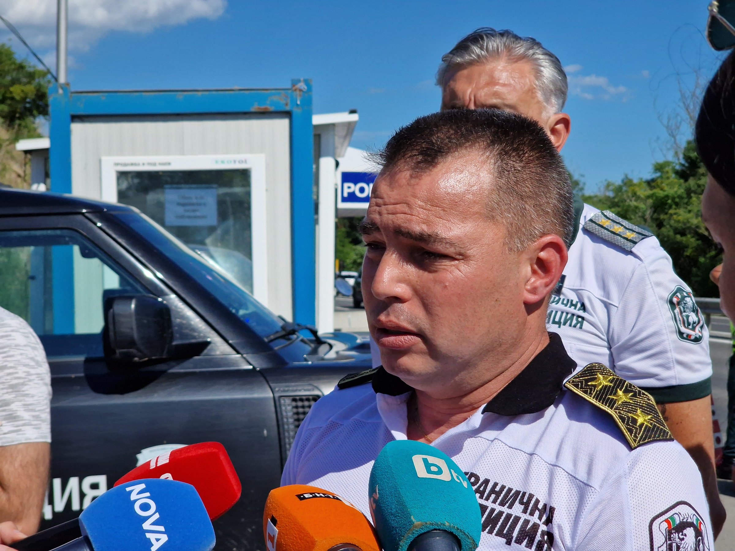 Гранични полицаи спасиха петима мигранти в тежко състояние край Бургас, задържани са общо 32-ма чужденци