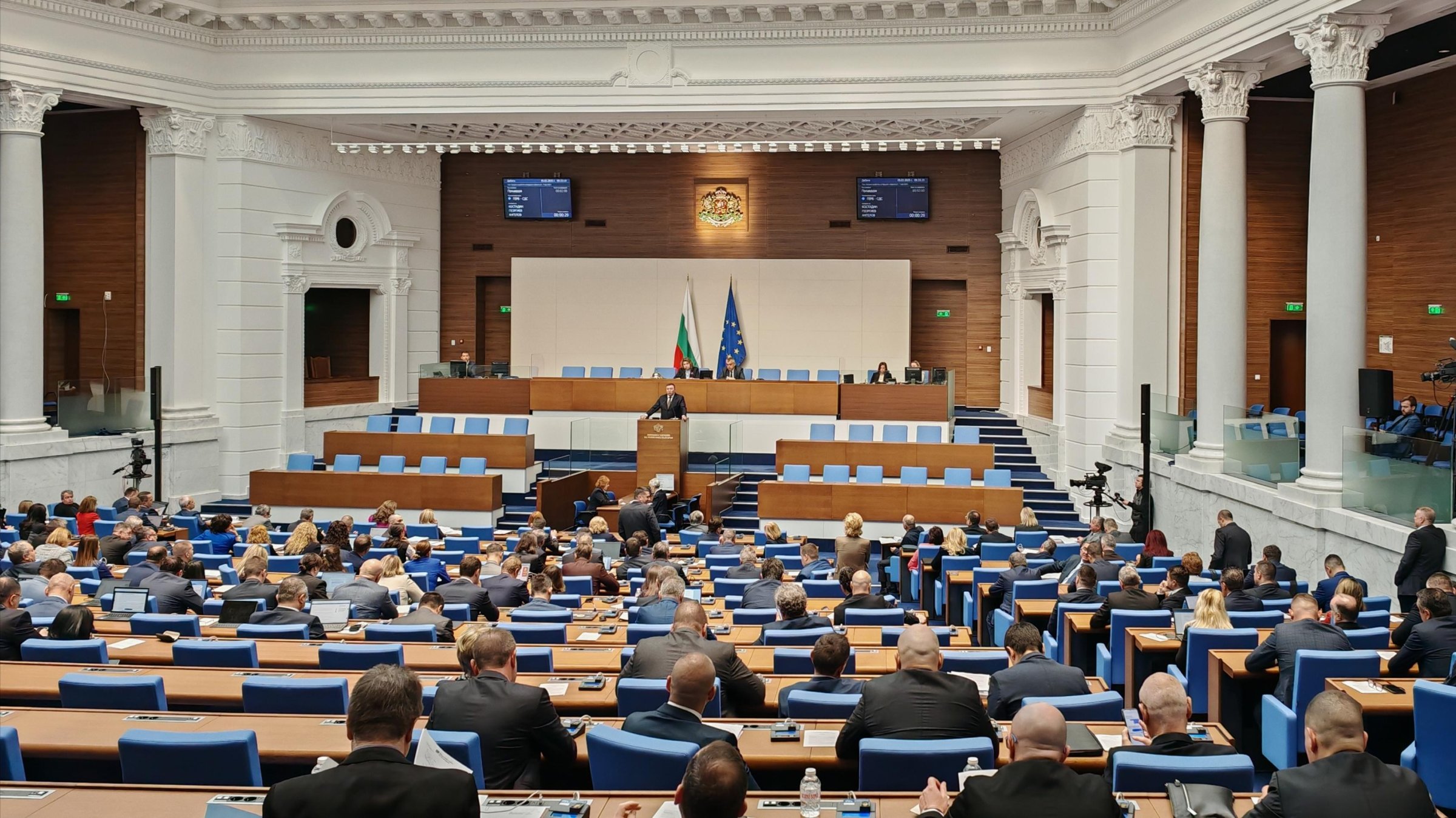 ГЕРБ и ДПС спасиха с 1 депутат кворума за тегленето на новия дълг от 3.8 млрд. евро