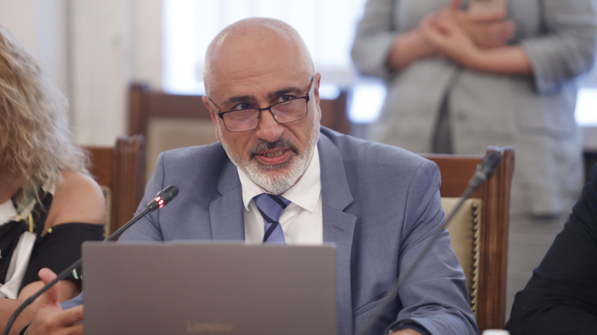 Властта поетапно ще върне осигуровките на държавните служители