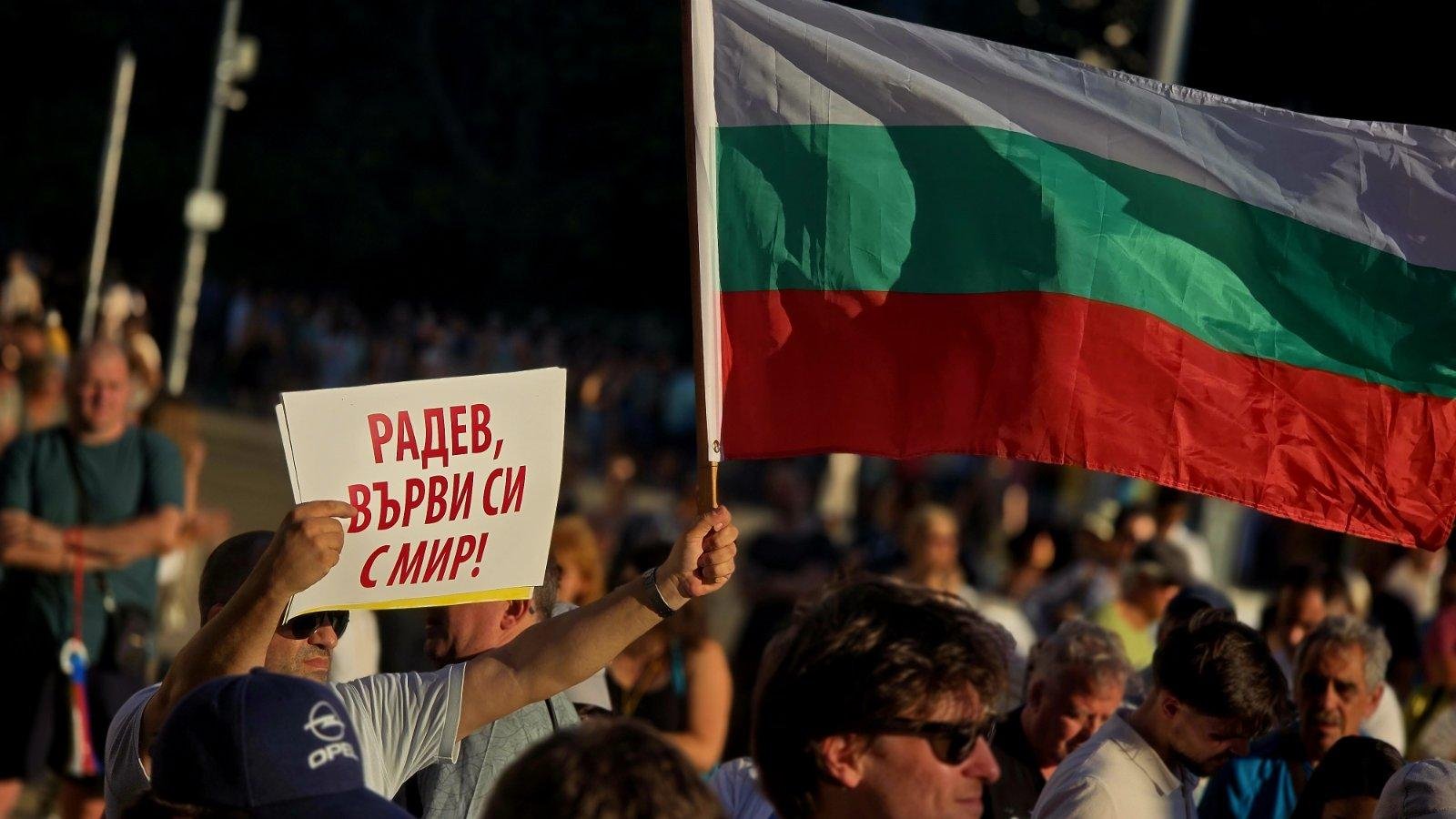 Първият протест срещу Радев събра стотици недоволни в София