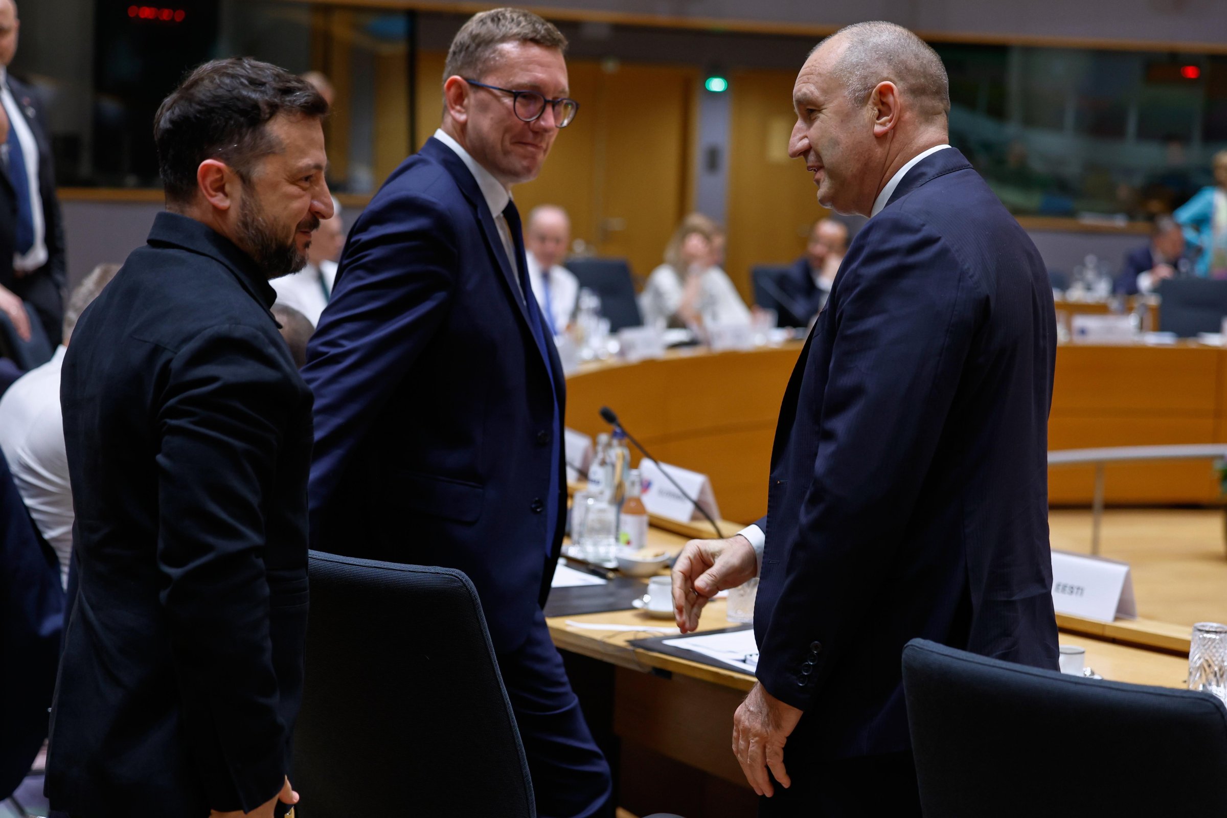 Обикновено не свършва добре: ПП и ГЕРБ критикуват позицията на Радев за руските санкции