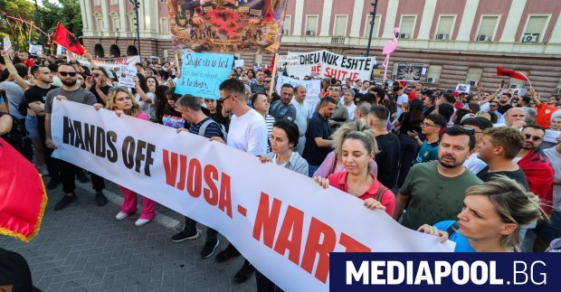Хиляди албанци излязоха по улиците на Тирана във вторник вечерта