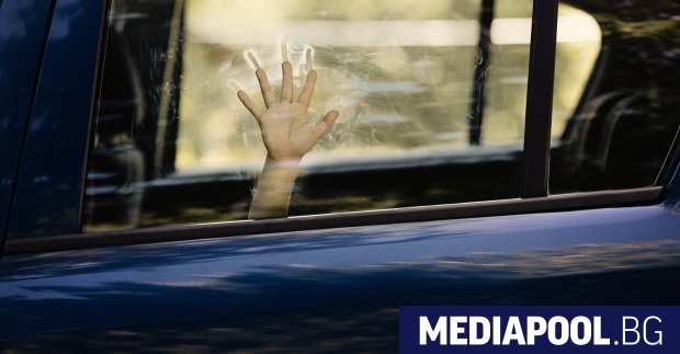 Две български деца са открити мъртви в автомобил в село