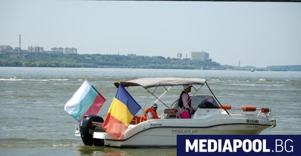 Над 200 лодки и джетове водени от два големи кораба