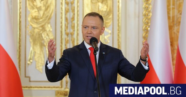 Полският президент Карол Навроцки заяви че е решил да лиши