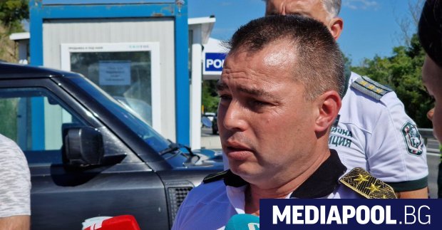 Тридесет и двама нелегални мигранти и водачът на буса с