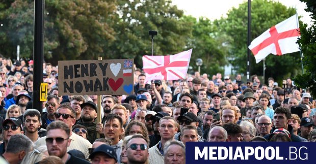 Протестиращи са хвърляли бутилки камъни и кофи за боклук по
