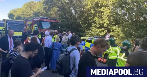 Два пътнически влака се сблъскаха северно от Лондон в петък