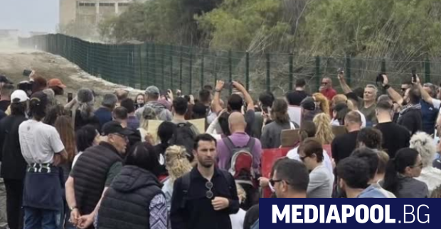 Около 200 протестиращи албанци събориха в събота части от металната