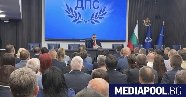 Делян Пеевски остава лидер но с ръководните си постове се