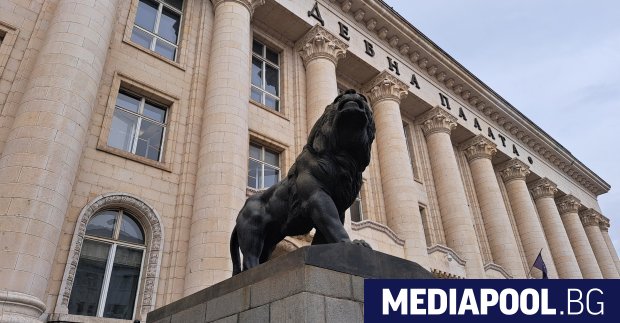 Шестима мъже обвиняеми по две дела по които се разследва