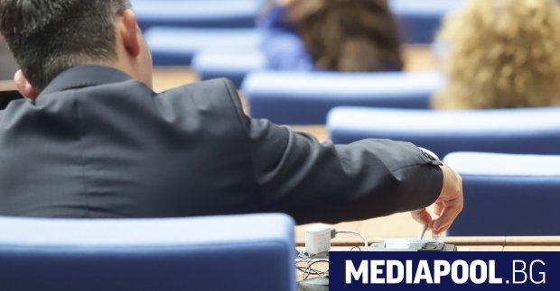 Парламентарната правна комисия реши да замрази депутатските заплати Мярката спира