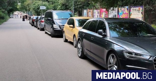 Десетки коли паркирани по алеите на Борисовата градина в която