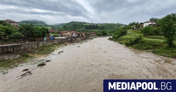 Заради риск от ново наводнение част от жителите на село
