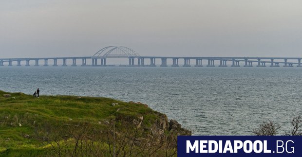 Опашката от автомобили за напускане на анексирания Крим откъм Керч