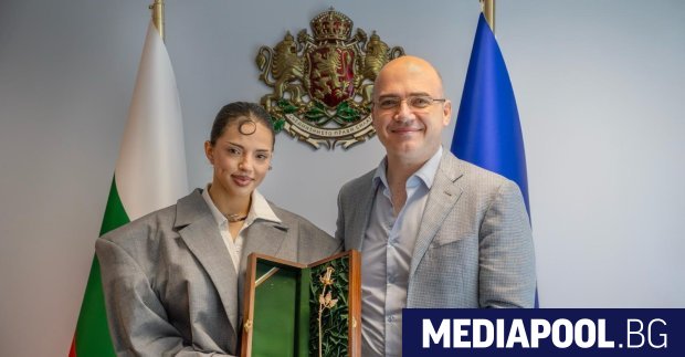 Победителката от Евровизия Дарина Йотова DARA е приела да се