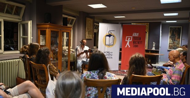 Публичните лекции литературните четения представянията на книги операта балета и