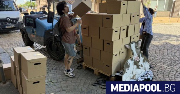 150 хиляди подписа бяха докарани с мотокар до парламента в