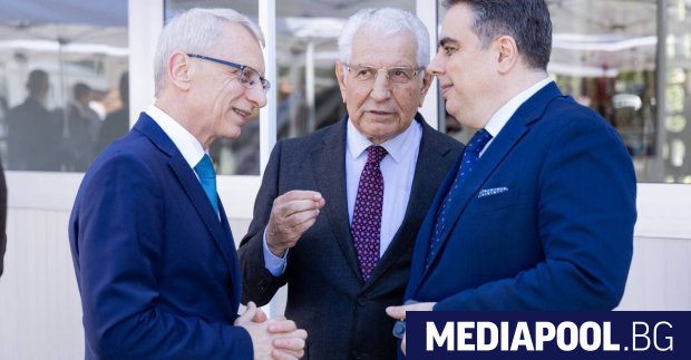 Лидерът на Продължаваме промяната Асен Василев обори премиера Румен Радев